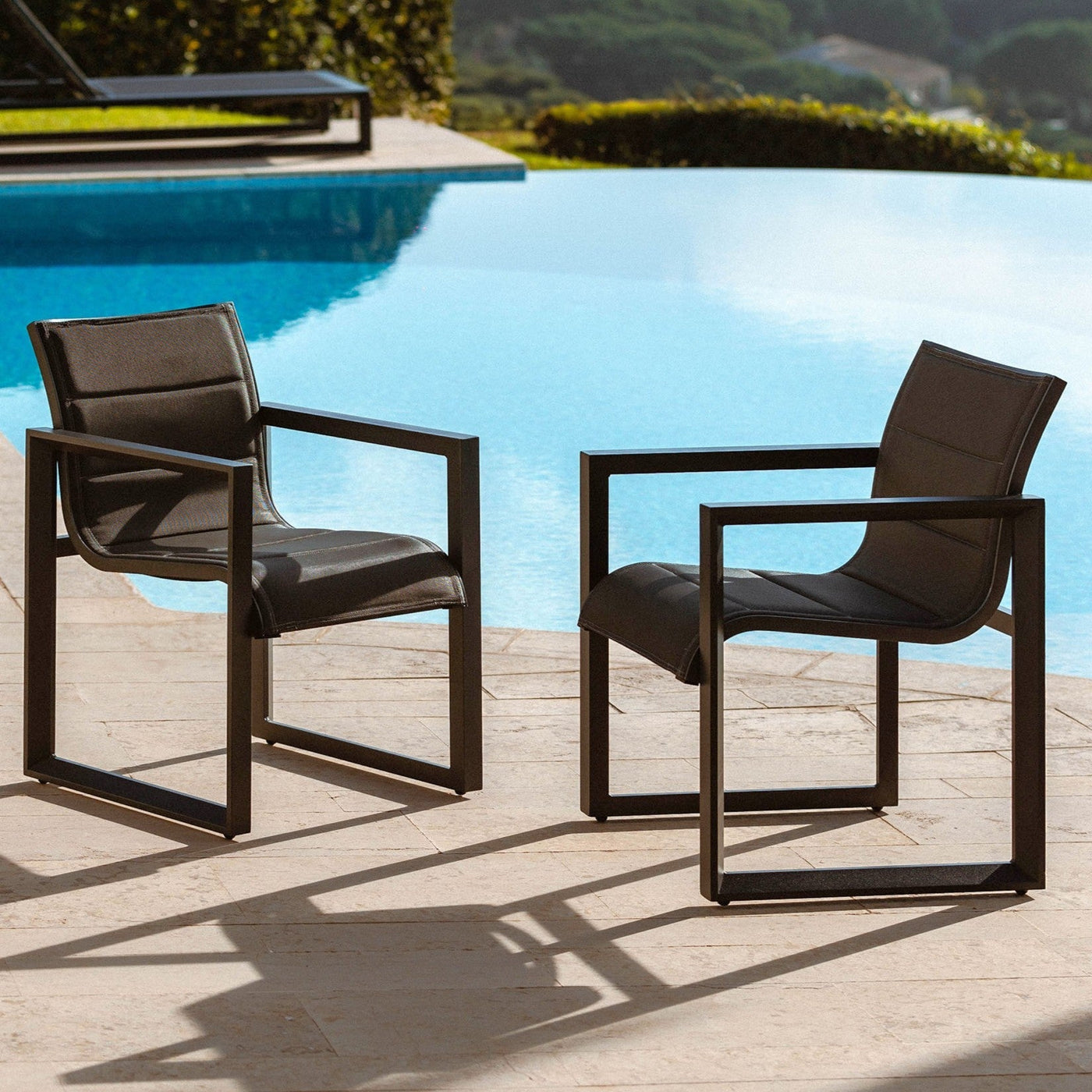 Deux fauteuils de jardin Elba Meublot en anthracite, chaises d'extérieur confortables pour repas en plein air.