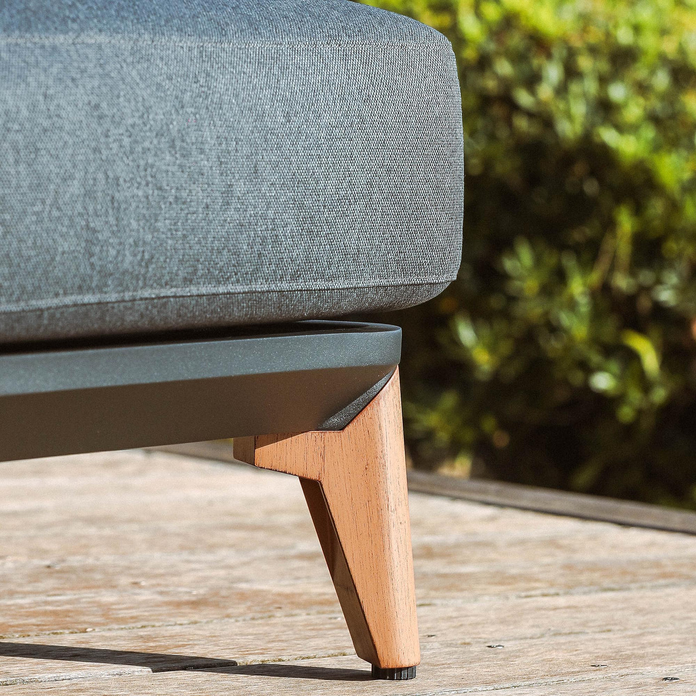 Canapé méridienne de jardin Monte Carlo de Meublot, transat en tissu anthracite avec coussins confortables.