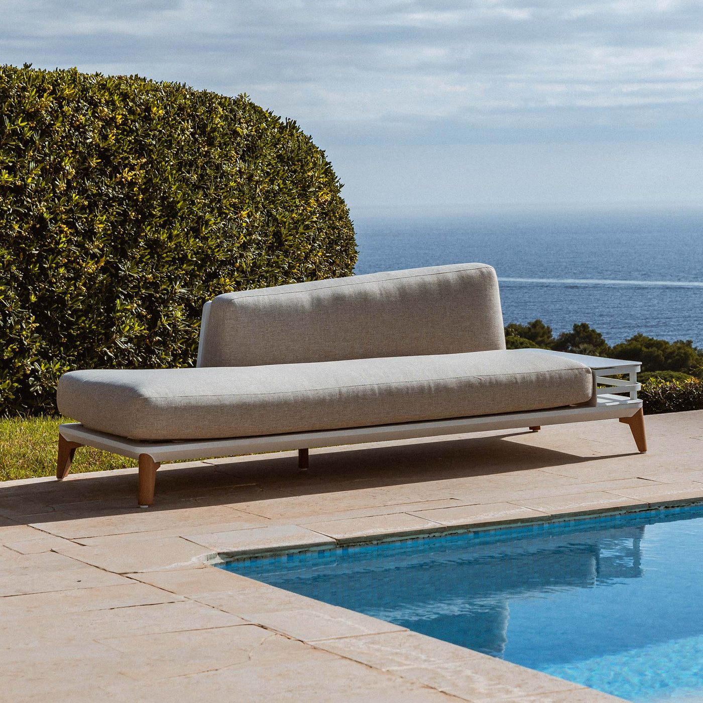 Canapé méridienne de jardin Monte Carlo blanc de la marque Meublot, avec coussins confortables et structure en bois.