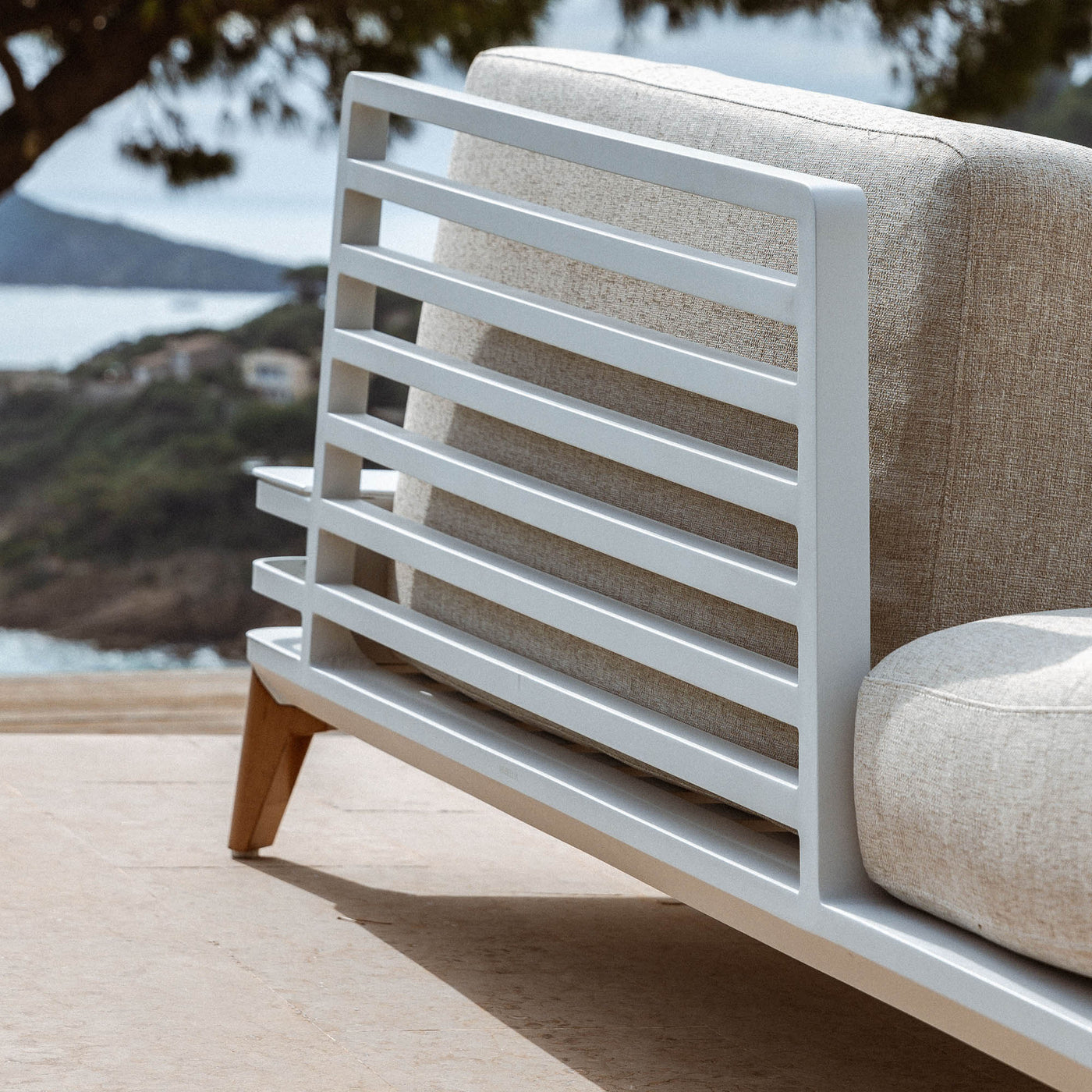 Canapé méridienne de jardin Monte Carlo blanc de Meublot avec coussins confortables et design élégant pour extérieur.