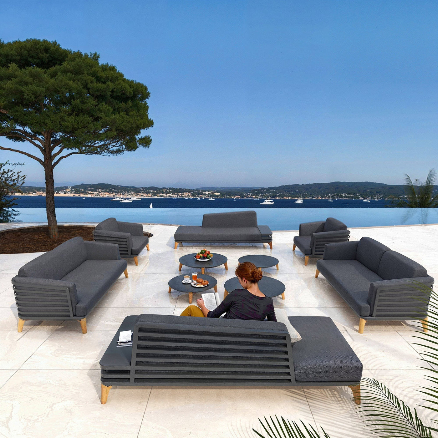 Canapé méridienne de jardin Monte Carlo de Meublot avec coussins blancs et cadre en résine tressée.