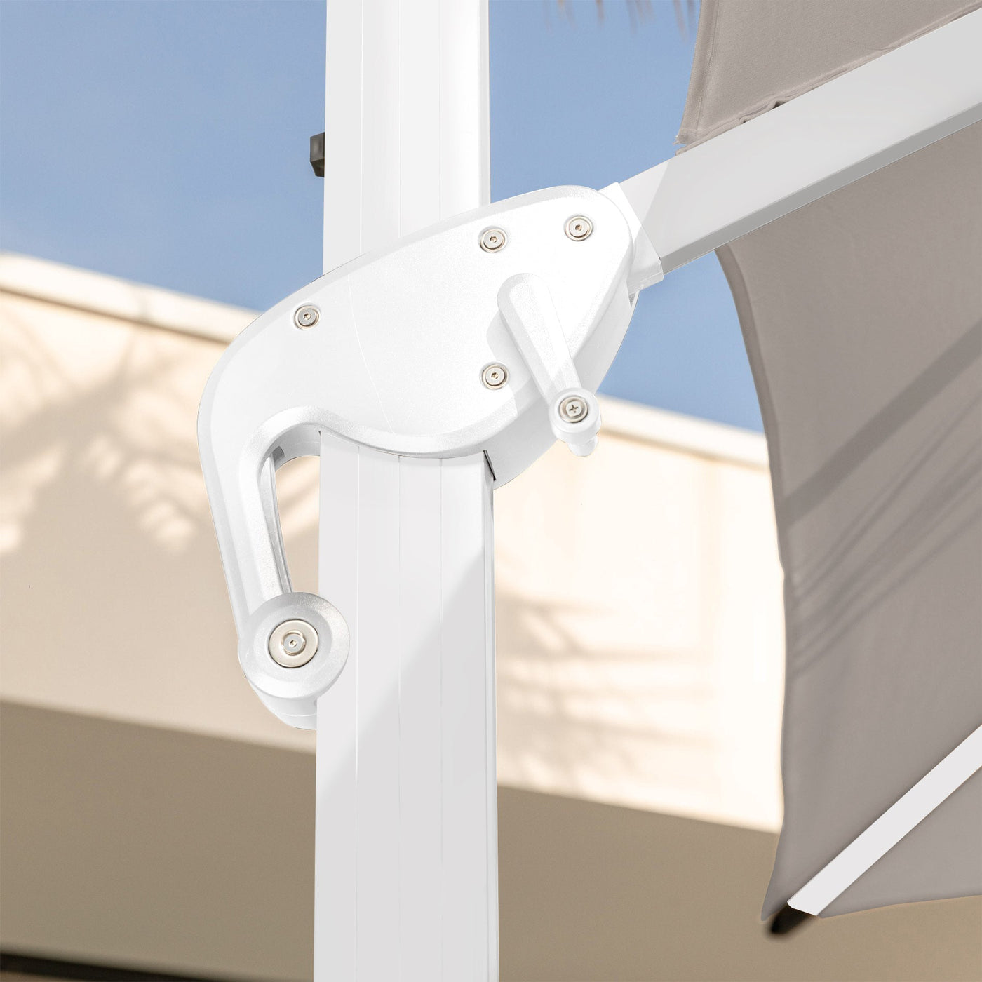 Parasol déporté Yucatan de 3m par Meublot, structure en aluminium avec toile résistante pour ombrage extérieur.