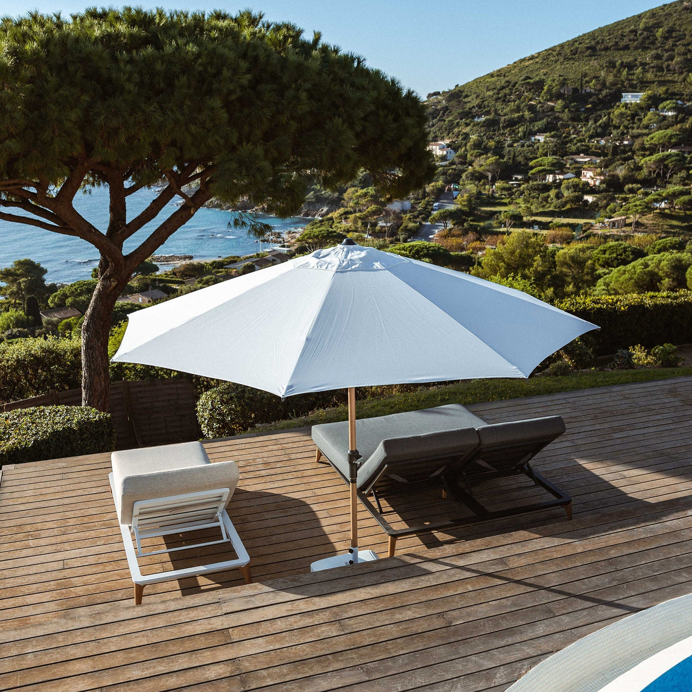 Parasol rond Yucatan blanc en bois de 3,5 m, parasol et voile d'ombrage de marque Meublot, pour extérieur élégant.