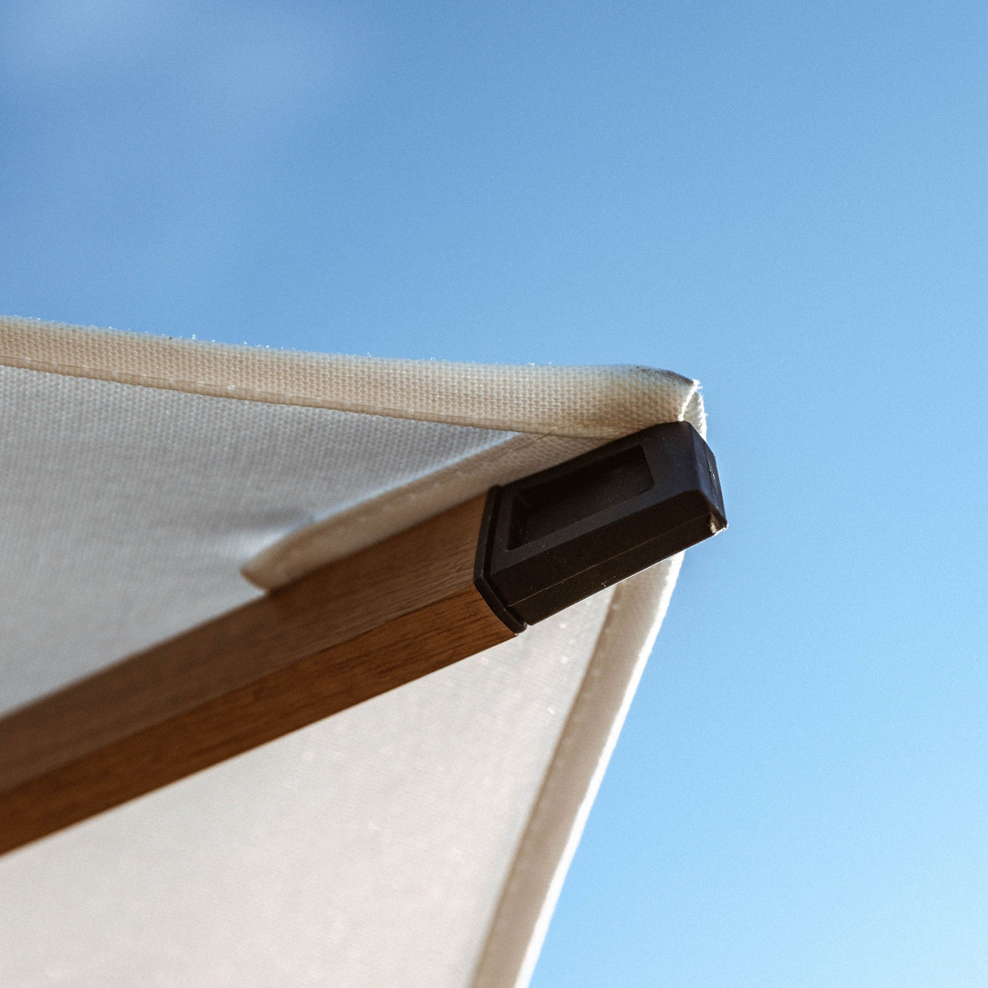 Parasol rond Yucatan Meublot avec toile beige et structure en aluminium, idéal pour l'ombrage extérieur.