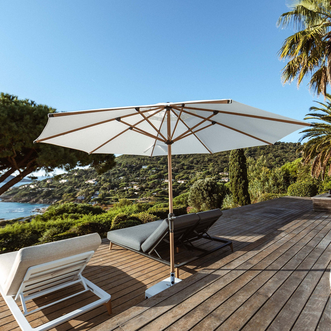 Parasol rond Yucatan en bois blanc de 3,5 m, parasol d'ombrage Meublot pour extérieur élégant.