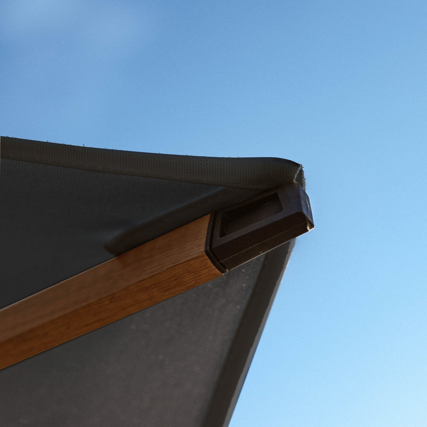 Parasol rond Yucatan de 3,5 m de diamètre de la marque Meublot, avec toile beige et structure en aluminium, dans un espace extérieur.