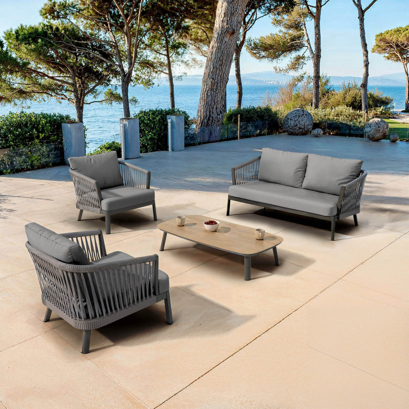 Salon de jardin Amalfi 4 places de Meublot, table et chaises en anthracite, design élégant et moderne pour extérieur.