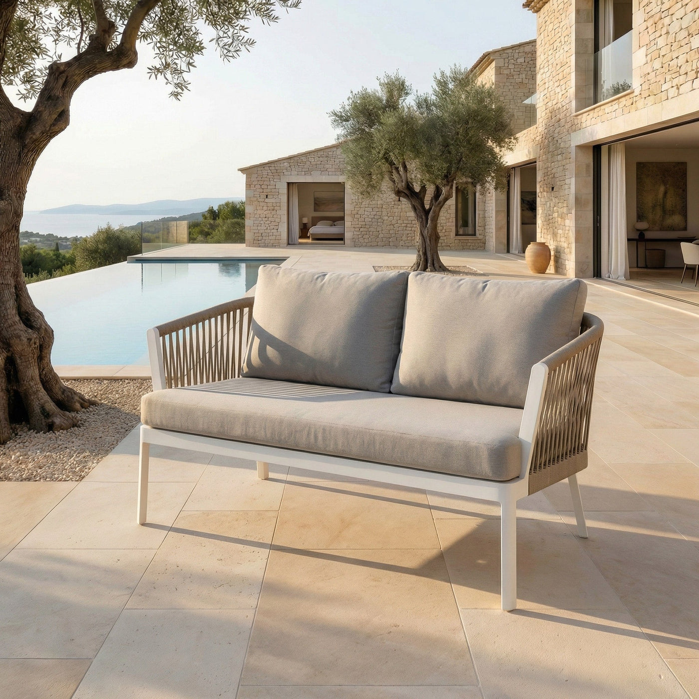 Canapé 2 places en taupe et blanc pour salon de jardin Amalfi de Meublot, assise avec coussins confortables.