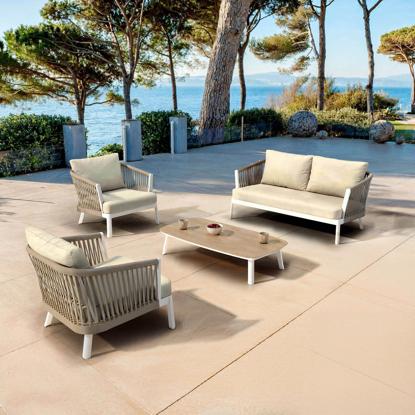 Salon de jardin Amalfi 4 places de Meublot, ensemble en blanc et sable avec table et chaises en extérieur