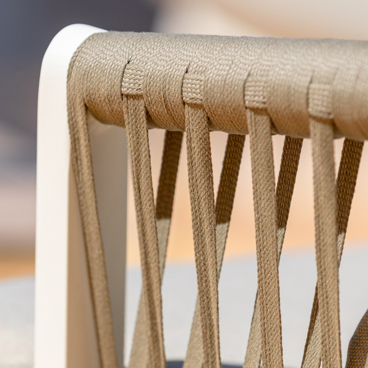Table et chaises de jardin Amalfi 4 places de Meublot, mobilier en blanc pour extérieur, vue en détail sur le salon de jardin.