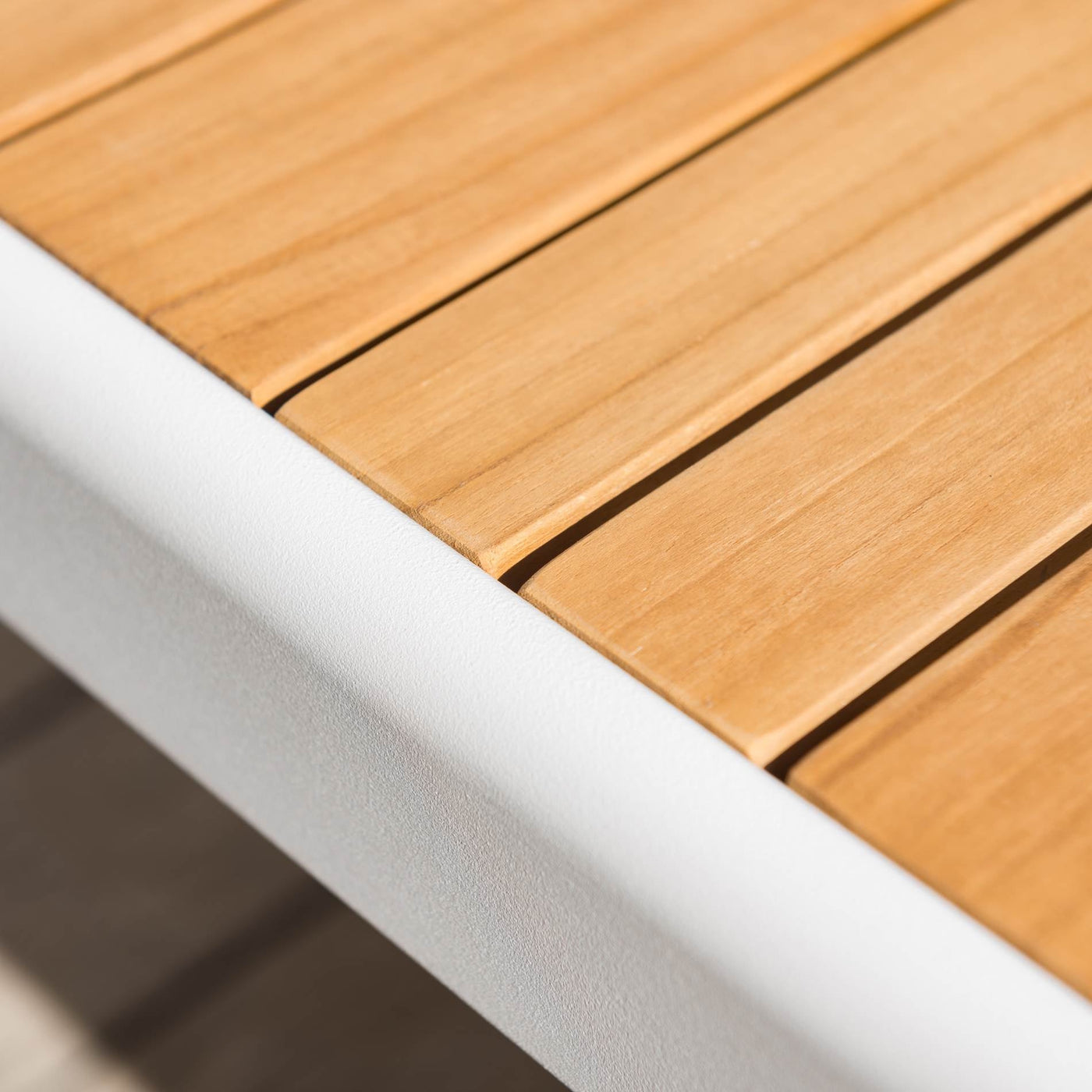 Salon de jardin Bali blanc 5 places de la marque Meublot, avec coussins et cadre en métal, vue détaillée.