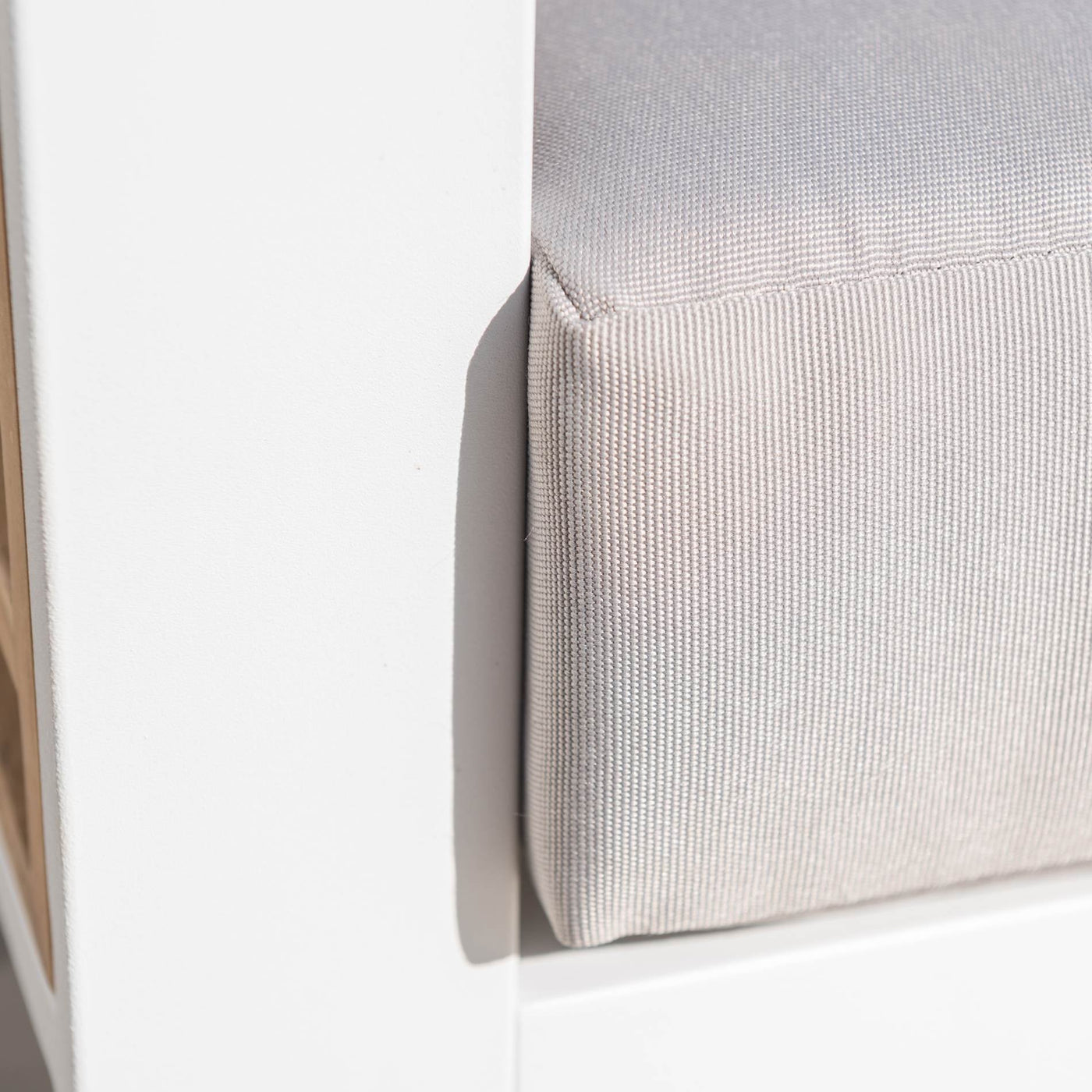 Salon de jardin Bali 5 places de Meublot avec coussins blancs, cadre en métal, design élégant pour extérieur.