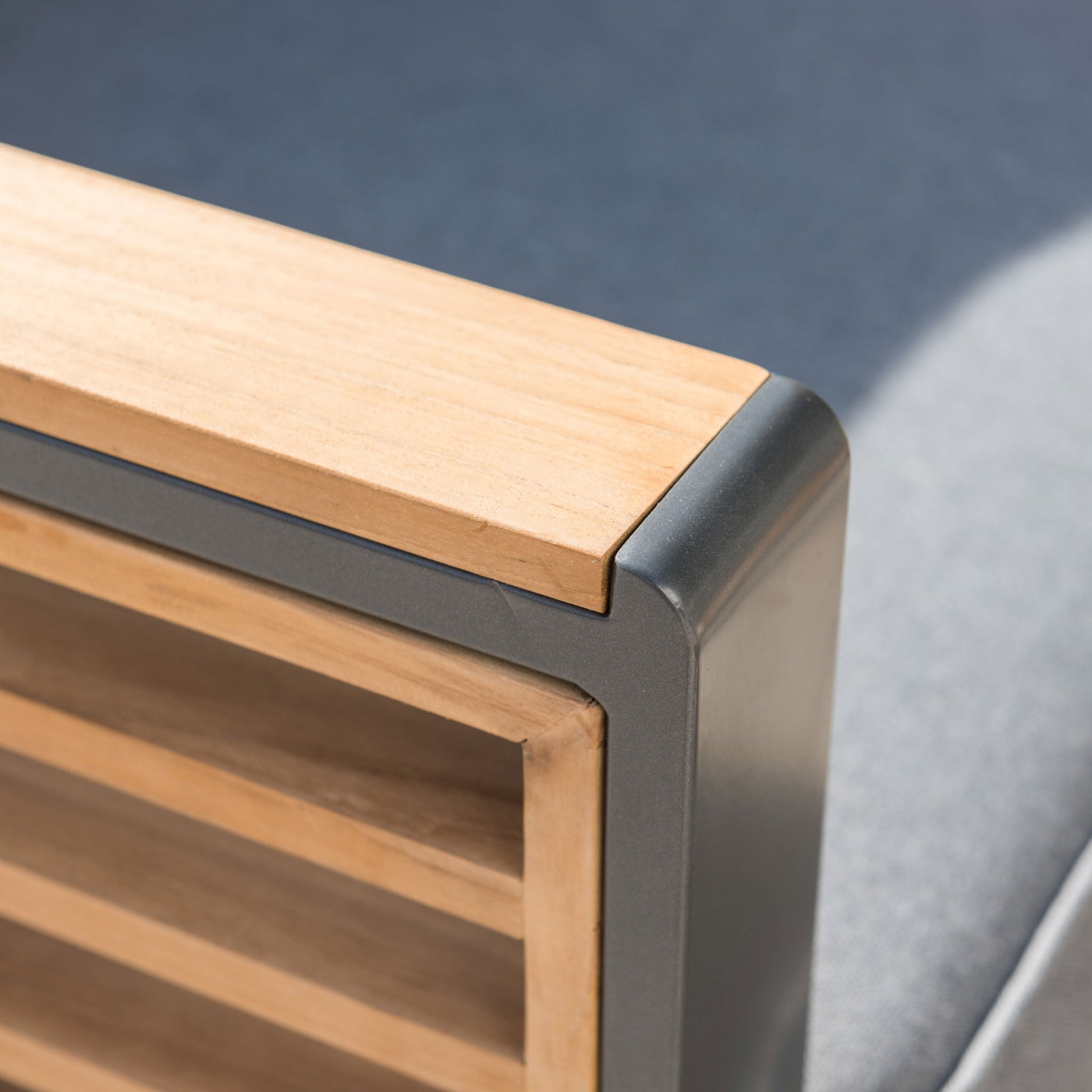 Salon de jardin Bali Meublot pour 5 personnes avec coussins et structure en bois dans un jardin élégant.