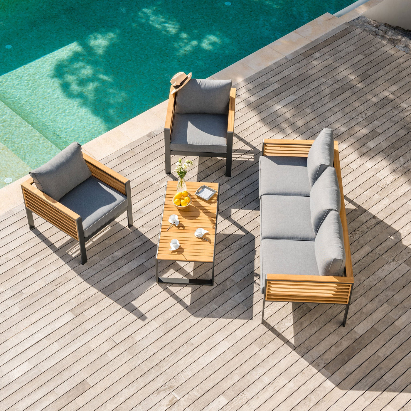 Salon de jardin Bali 5 places de la marque Meublot, ensemble de mobilier extérieur avec coussins anthracite.