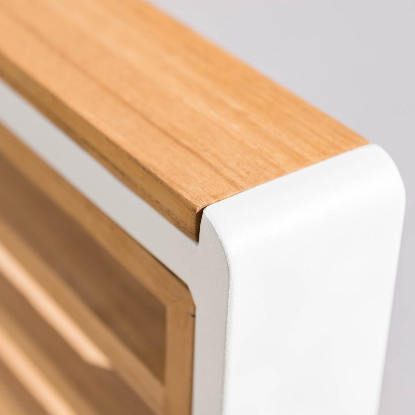 Salon de jardin Bali Meublot pour 5 personnes avec coussins blancs, structure en résine tressée et table assortie.