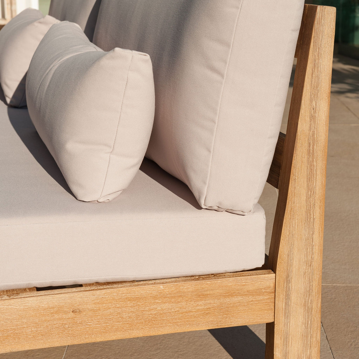 Coussin et structure du salon de jardin Bornéo 5 places de la marque Meublot, avec détails visibles sur le coussin et le cadre.