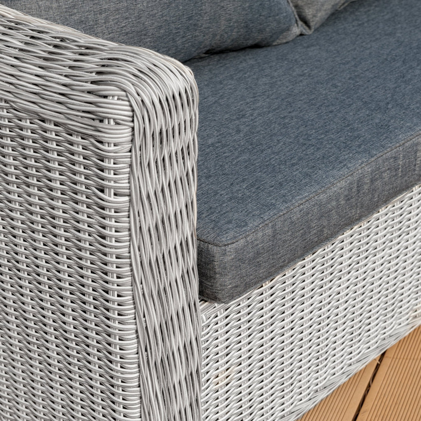 Salon de jardin Calvi 4 places en résine gris de la marque Meublot, avec coussins confortables et structure robuste.