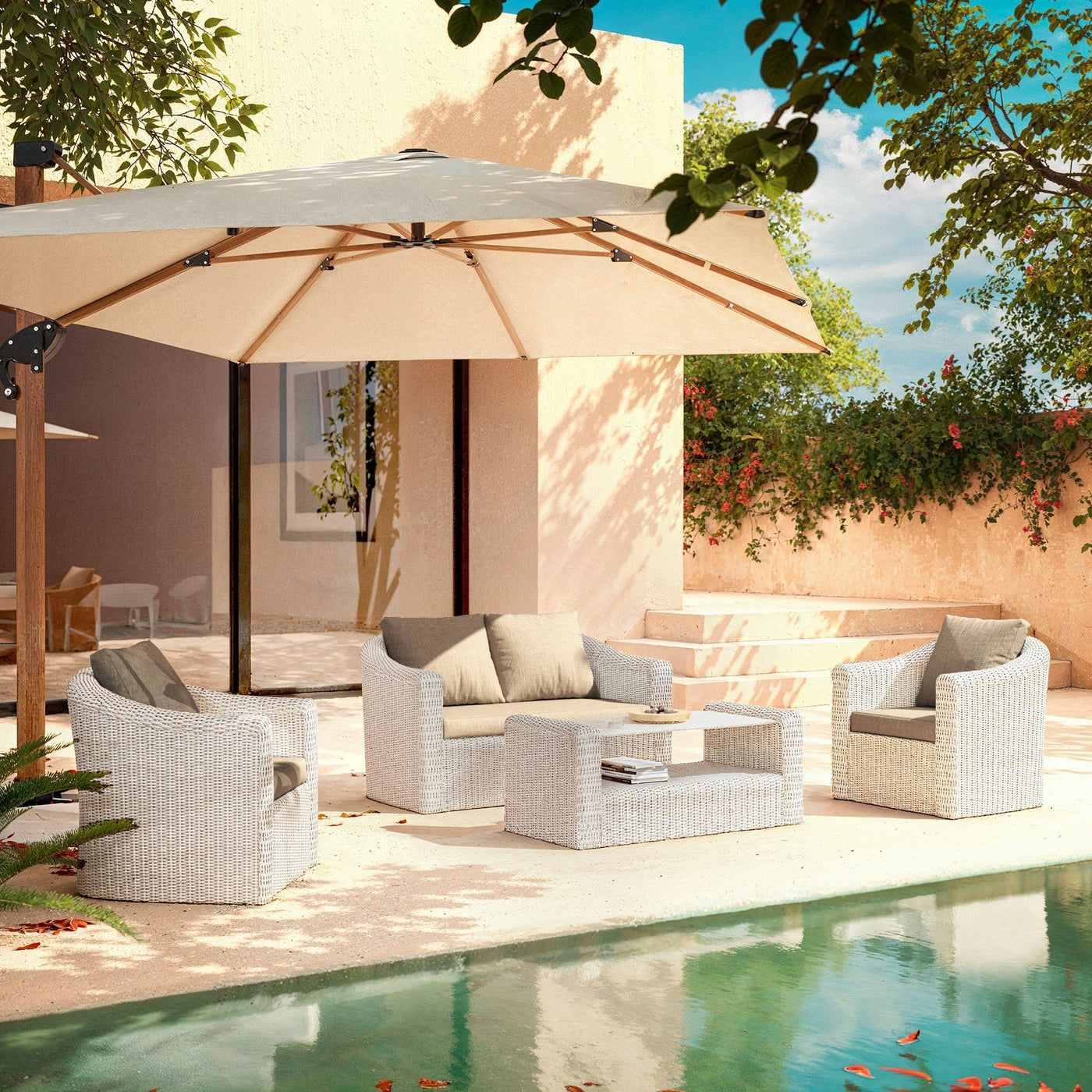 Salon de jardin Calvi pour 4 personnes de la marque Meublot, table et chaises en blanc taupe, extérieur élégant et confortable.