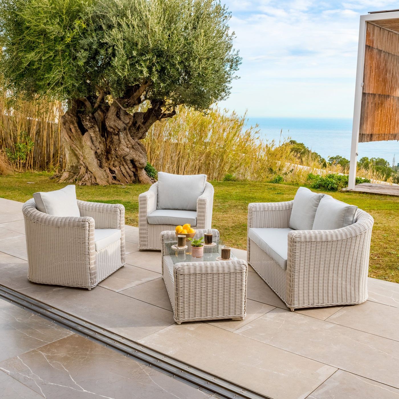 Salon de jardin Calvi Meublot pour 4 personnes, structure en blanc avec coussins confortables, idéal pour l’extérieur.
