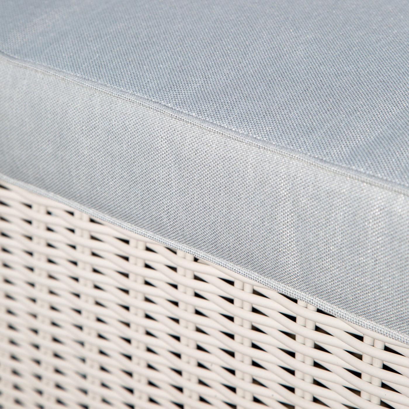 Salon de jardin Calvi Meublot pour 4 personnes avec table et chaises en bois, idéal pour extérieur.