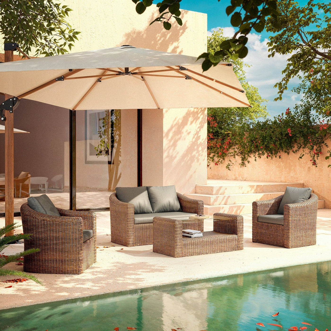 Salon de jardin Calvi 4 places de Meublot avec cadre en gris foncé et coussins sepia, idéal pour l’extérieur.