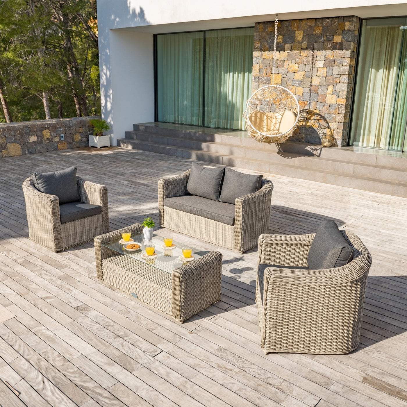 Salon de jardin Calvi 4 places de la marque Meublot, avec cadre en gris et coussins confortables pour extérieur.