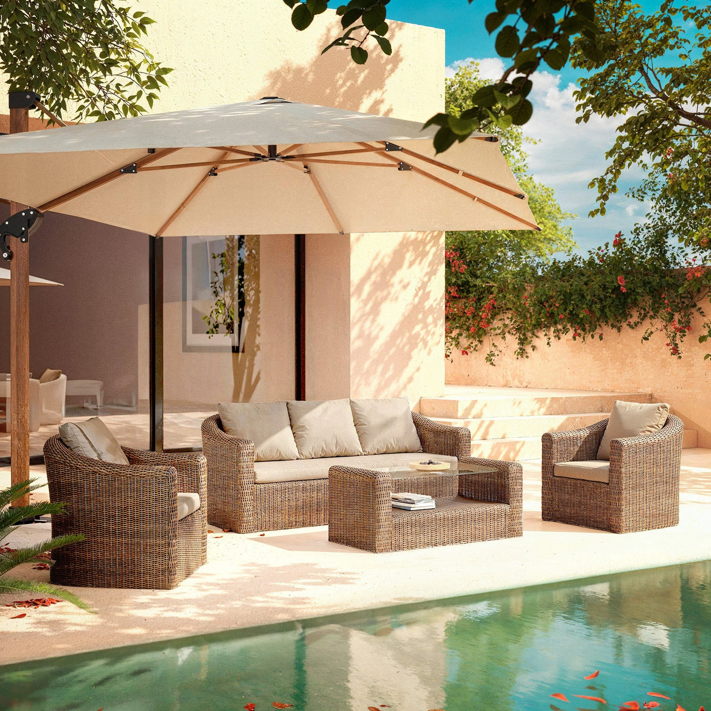 Salon de jardin Calvi 5 places de Meublot avec coussins taupe et table en bois dans un jardin extérieur.