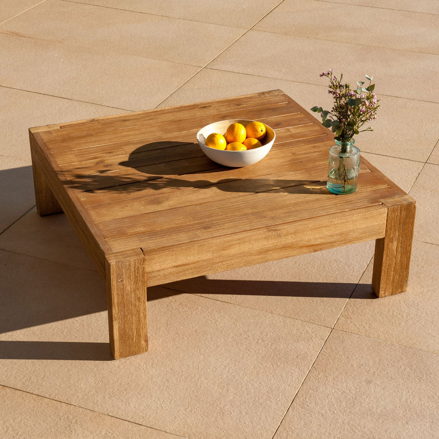 Table de salon de jardin d'angle Bornéo 6 places de la marque Meublot, avec surface en bois et fauteuils confortables.