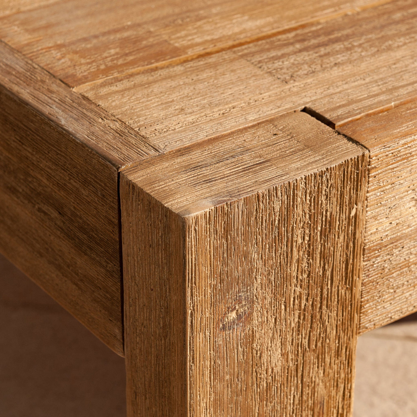 Table de salon de jardin d'angle Bornéo de Meublot avec surface en bois et coussins confortables pour 7 places.