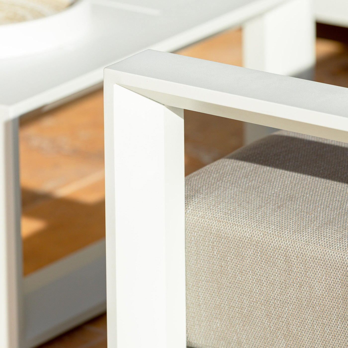 Salon de jardin d'angle Elba pour 5 personnes, ensemble en rotin blanc de la marque Meublot, vue détaillée.