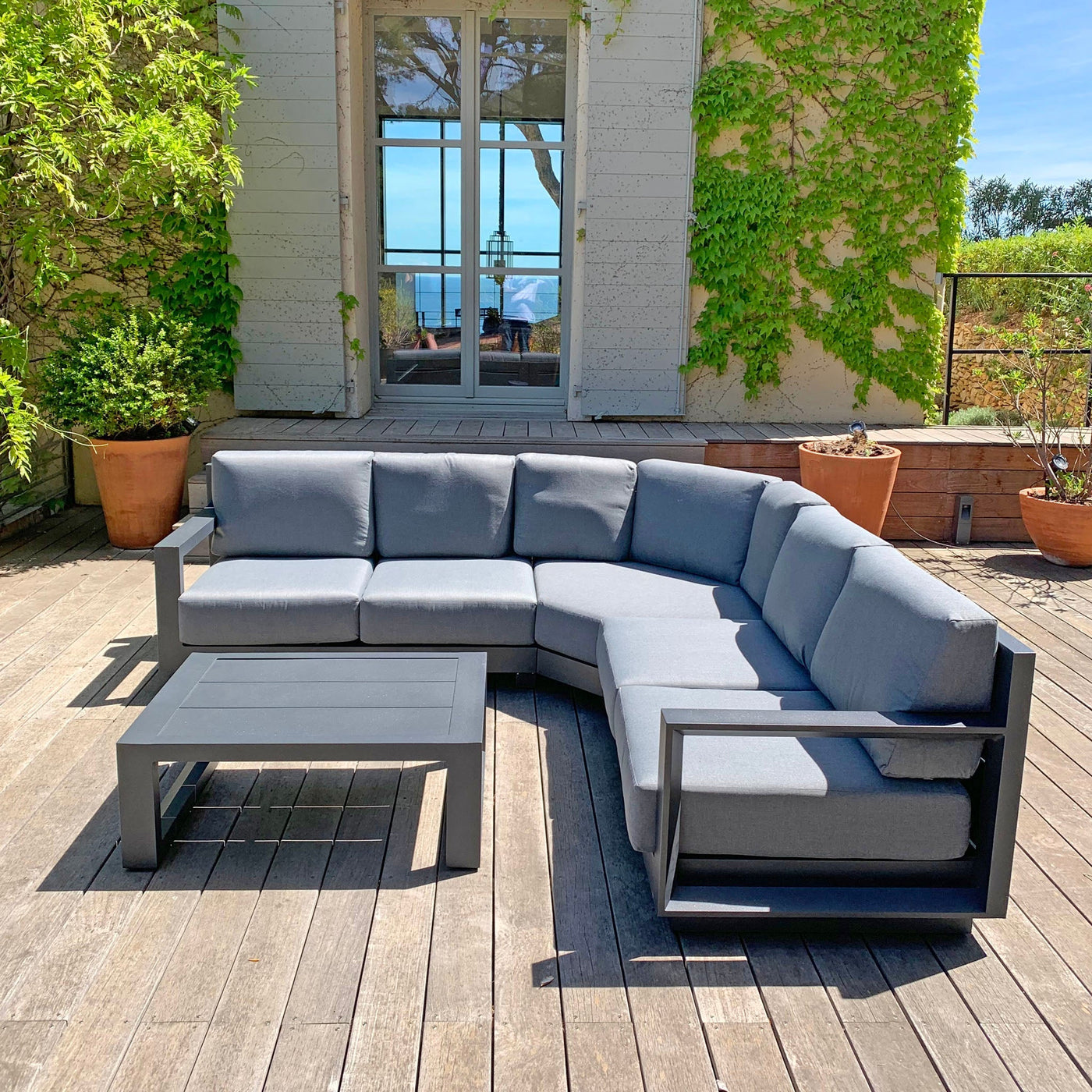 Salon de jardin d'angle Elba 5 places de Meublot, canapé extérieur gris anthracite, avec coussins confortables.