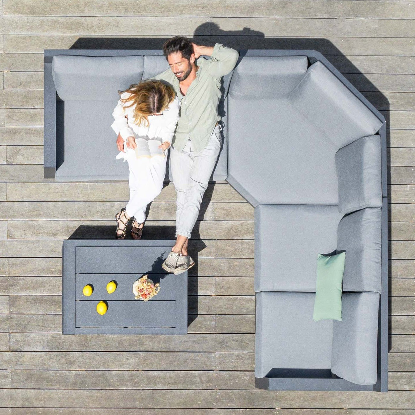 Salon de jardin d'angle Elba 5 places de Meublot avec coussins gris et structure en aluminium, vue de haut.