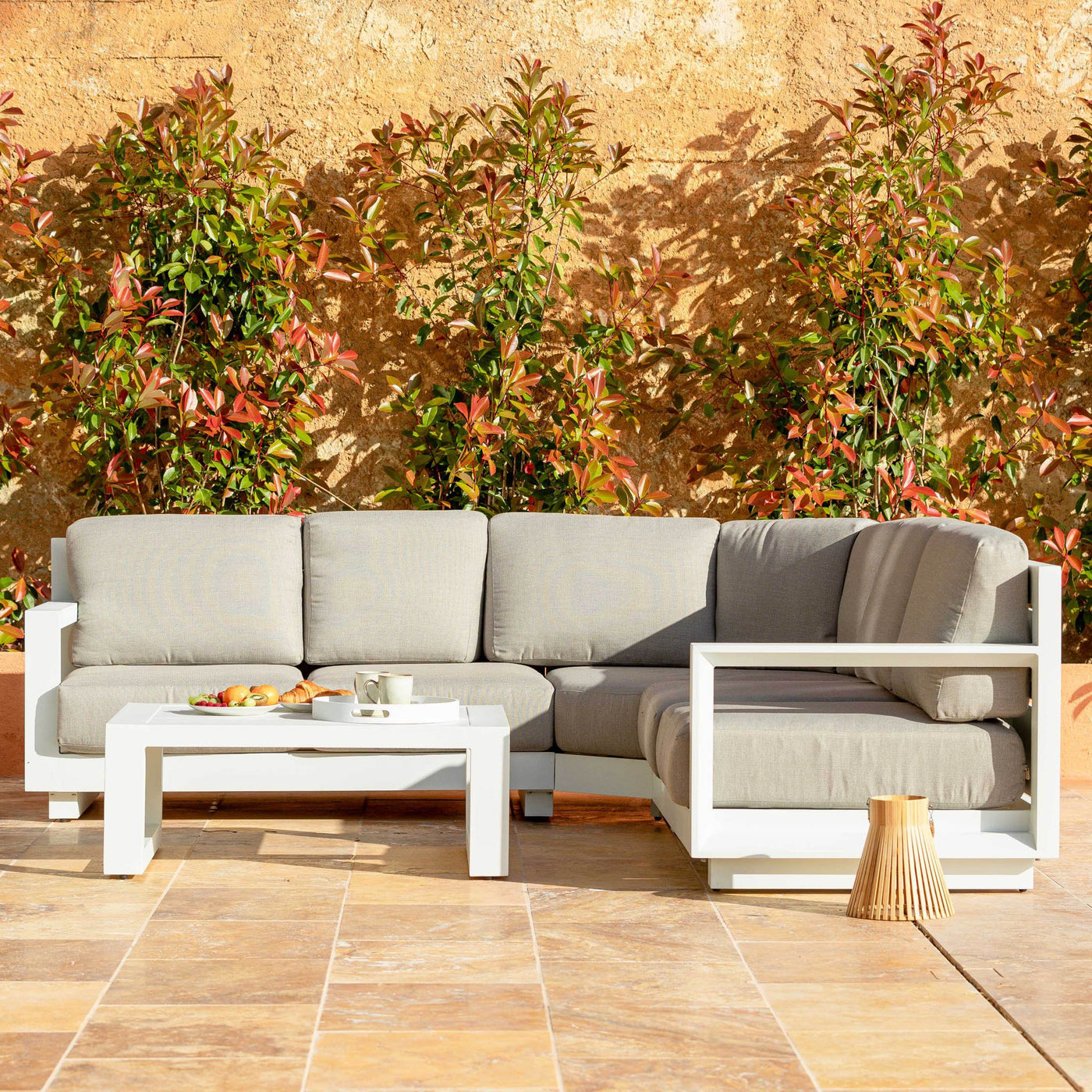 Salon de jardin d'angle Elba 5 places de Meublot, ensemble de salon de jardin blanc avec coussins confortables.