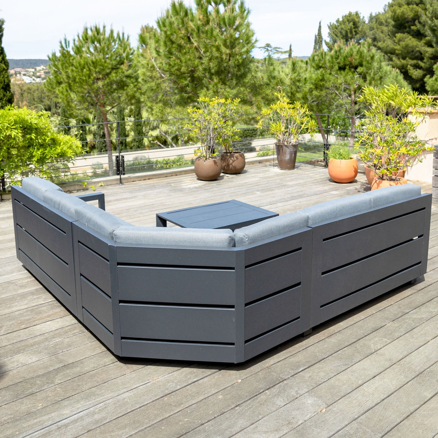 Salon de jardin d'angle Elba 5 places de Meublot avec coussins gris anthracite, mobilier extérieur moderne et confortable.