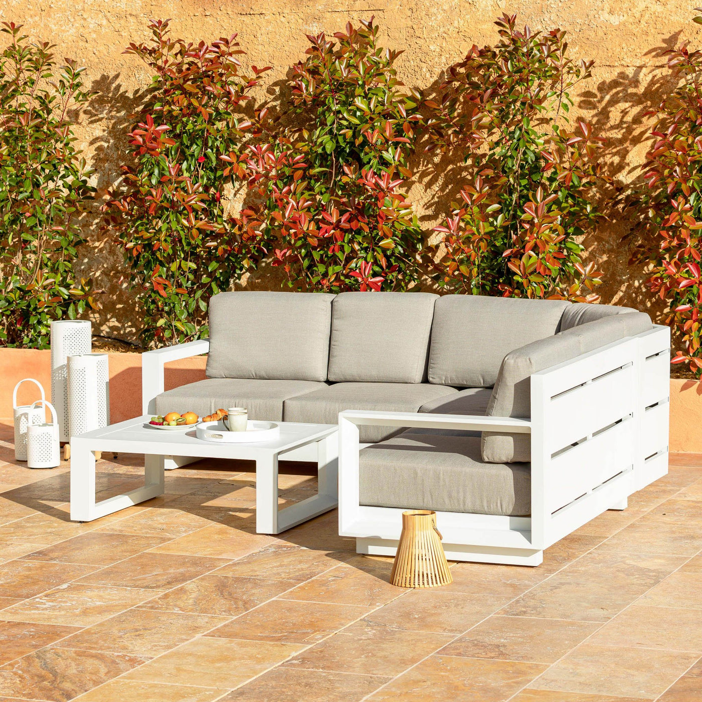 Salon de jardin d'angle Elba blanc pour 5 personnes, salon de jardin Meublot avec coussins et table intégrée.