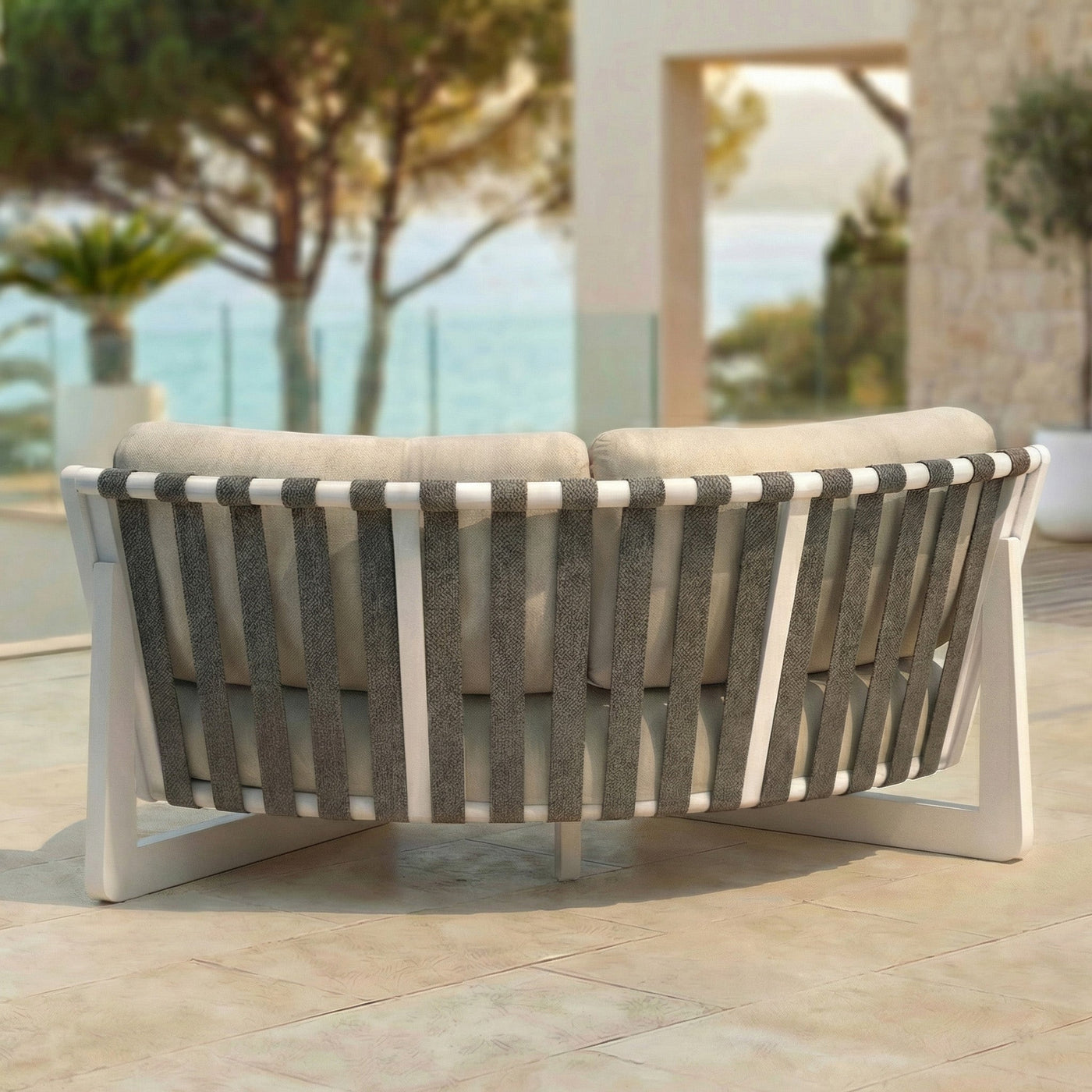 Salon de jardin d'angle Long Beach 5 places de la marque Meublot, avec coussins et structure en résine tressée.