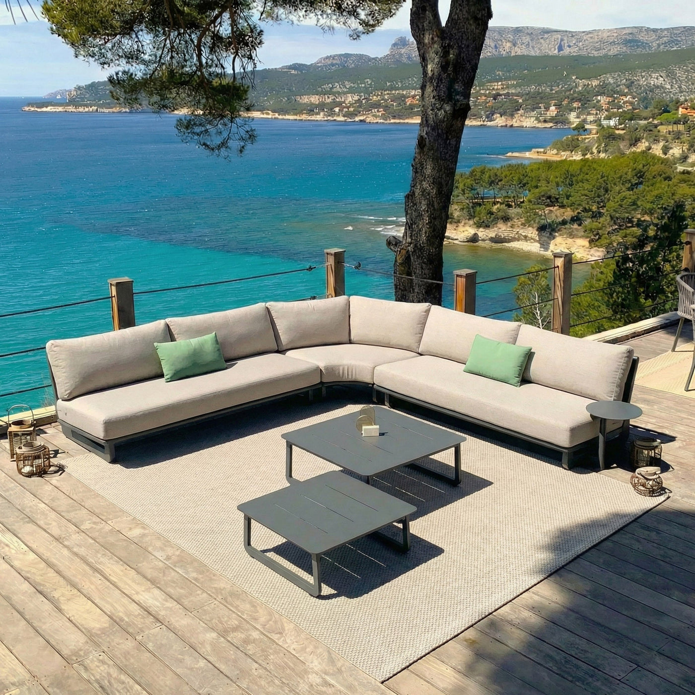 Salon de jardin d'angle Long Beach 5 places de marque Meublot, ensemble élégant avec coussins confortables, idéal pour l’extérieur.