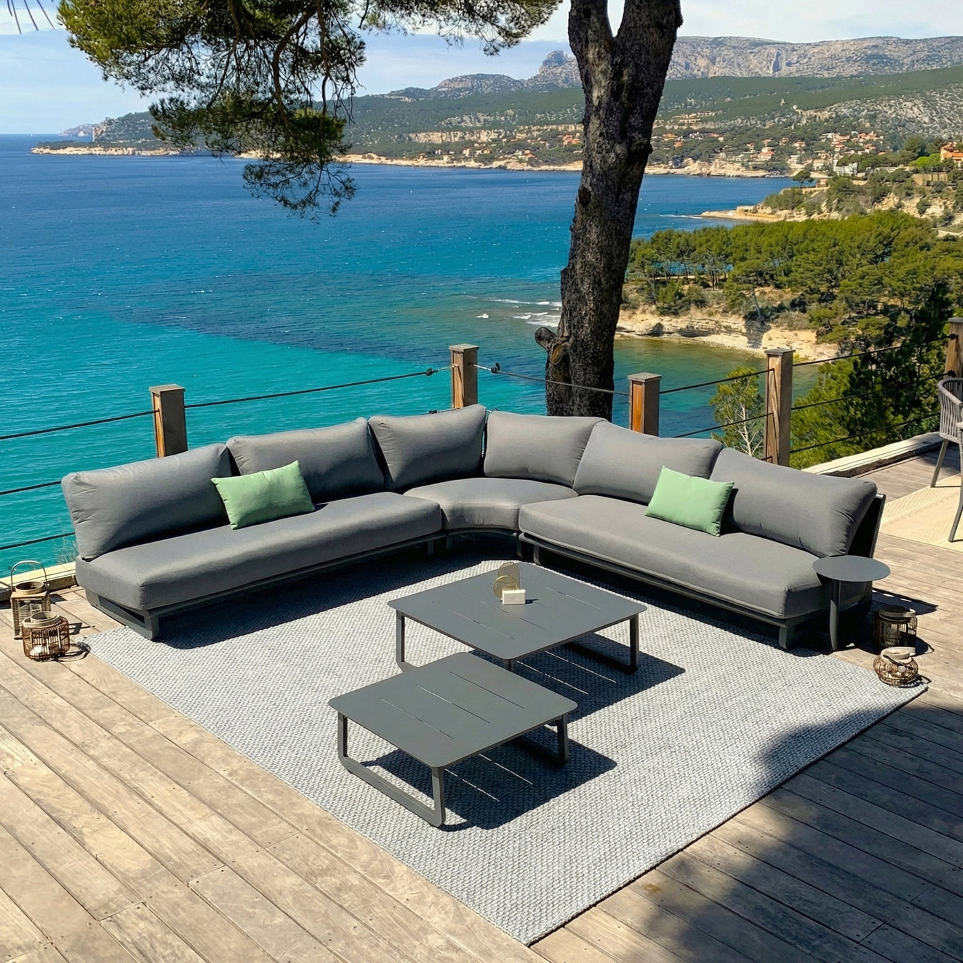 Salon de jardin d'angle Long Beach 5 places de marque Meublot, avec coussins et mobilier en résine tressée pour extérieur.