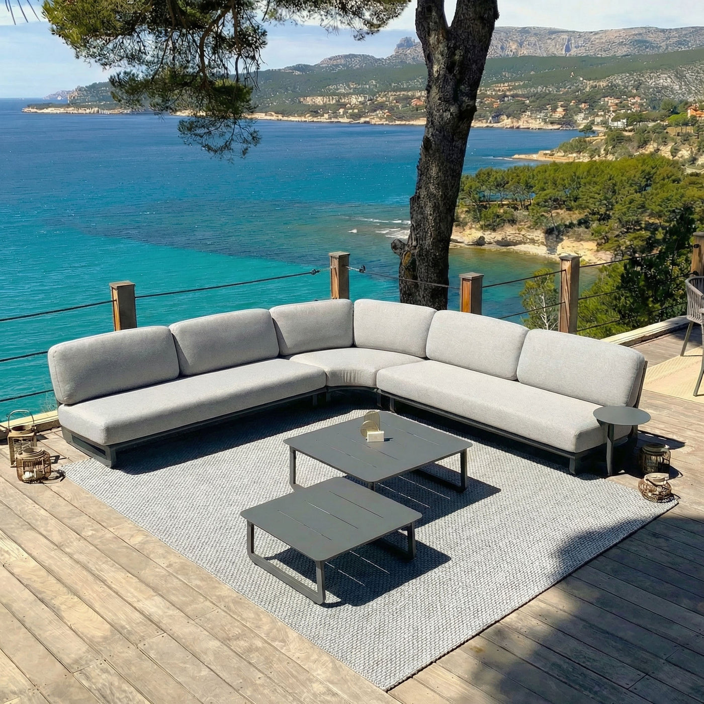 Salon de jardin d'angle Long Beach 5 places de la marque Meublot, ensemble de meubles extérieurs en bois et tissu.