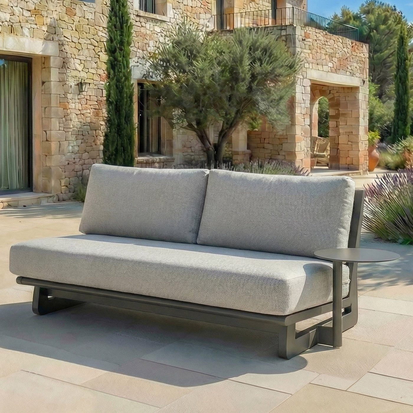 Salon de jardin d'angle Long Beach Meublot pour 5 personnes, avec coussins et structure en résine tressée, espace de détente extérieur.