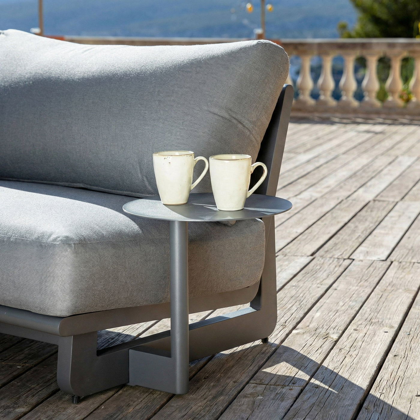 Salon de jardin d'angle Long Beach Meublot pour 5 personnes avec coussins et table en bois, idéal pour l'extérieur.