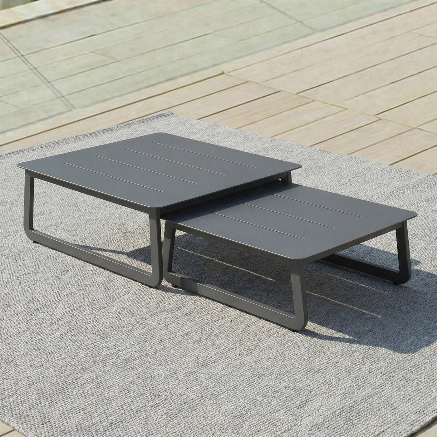 Deux tables d'appoint en anthracite pour salon de jardin d'angle Long Beach de Meublot, style moderne et résistant aux intempéries.