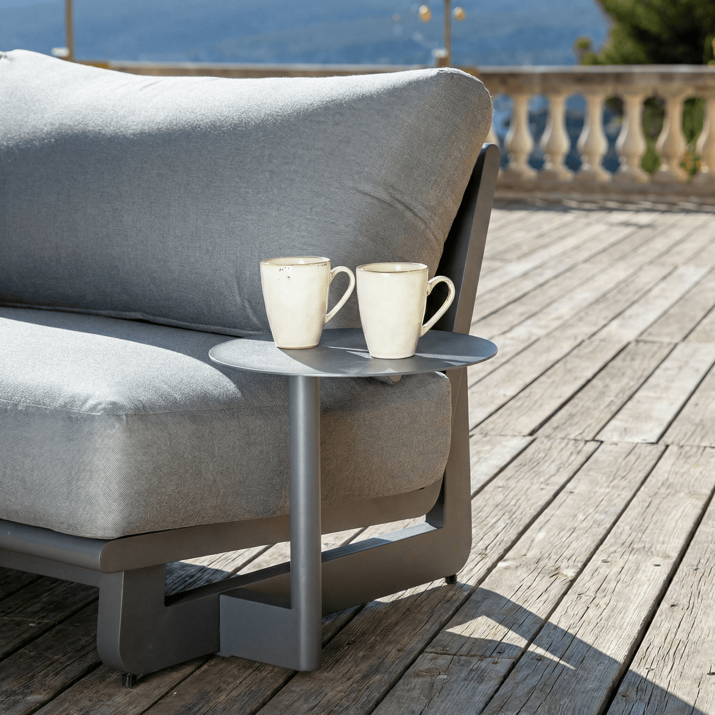 Salon de jardin d'angle Long Beach Meublot, ensemble de salon de jardin 5 places avec coussins et table en bois.