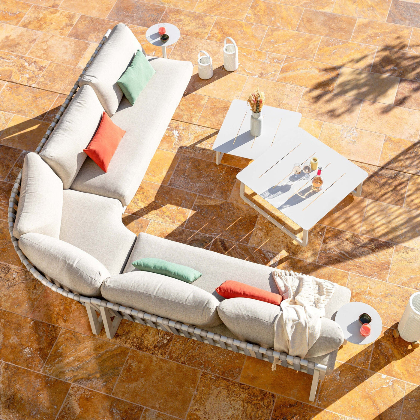 Salon de jardin d'angle Long Beach 5 places de la marque Meublot avec coussins confortables, design moderne et structure en résine.