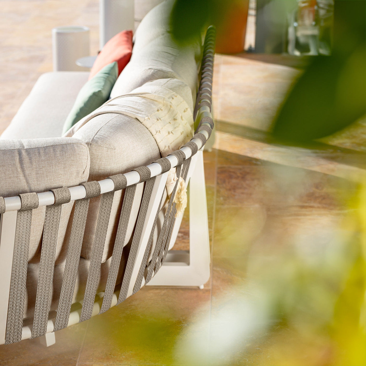 Salon de jardin d'angle Long Beach pour 5 personnes, ensemble de meubles de jardin Meublot avec coussins confortables.