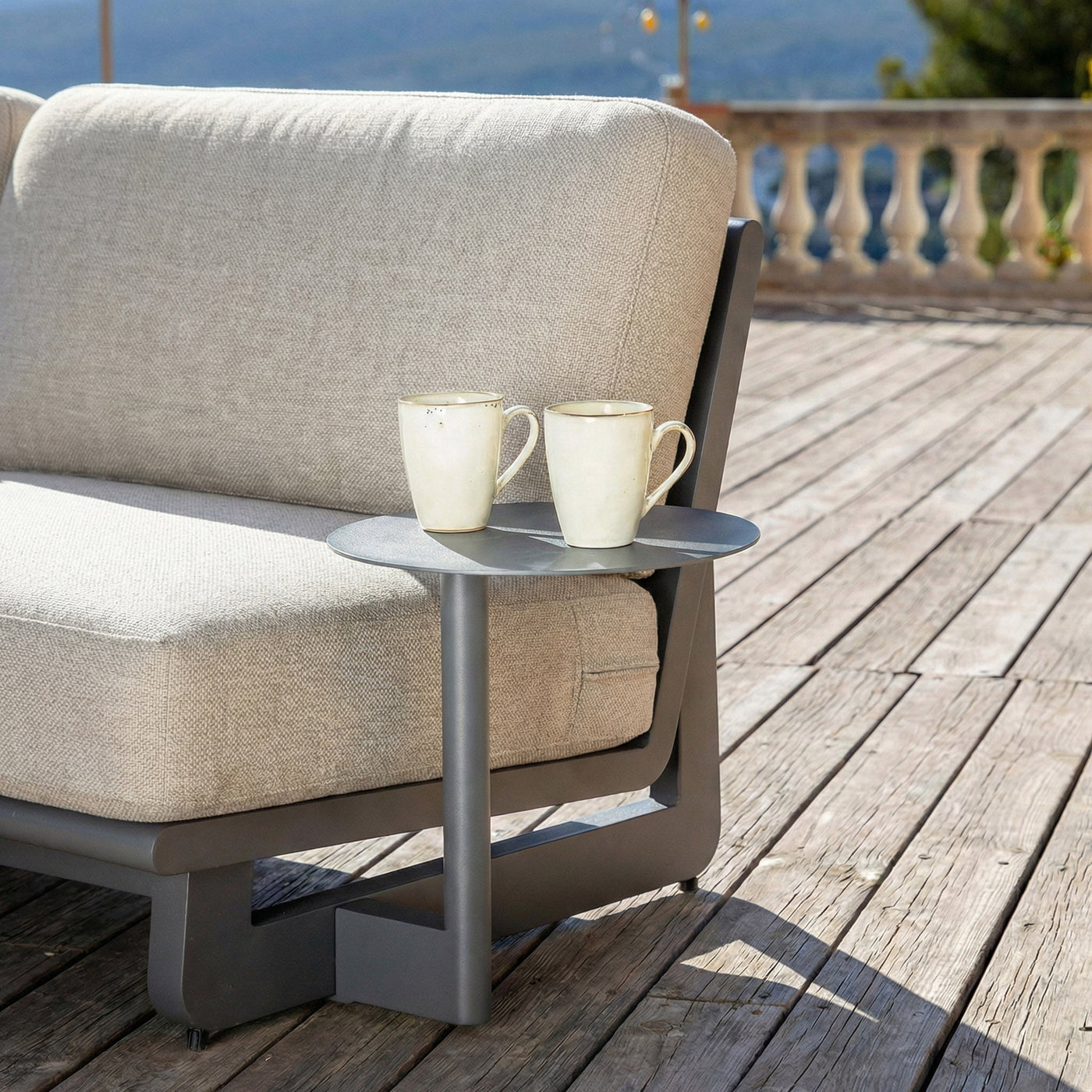 Salon de jardin d'angle Long Beach 5 places de la marque Meublot, avec coussins et table centrale en extérieur.