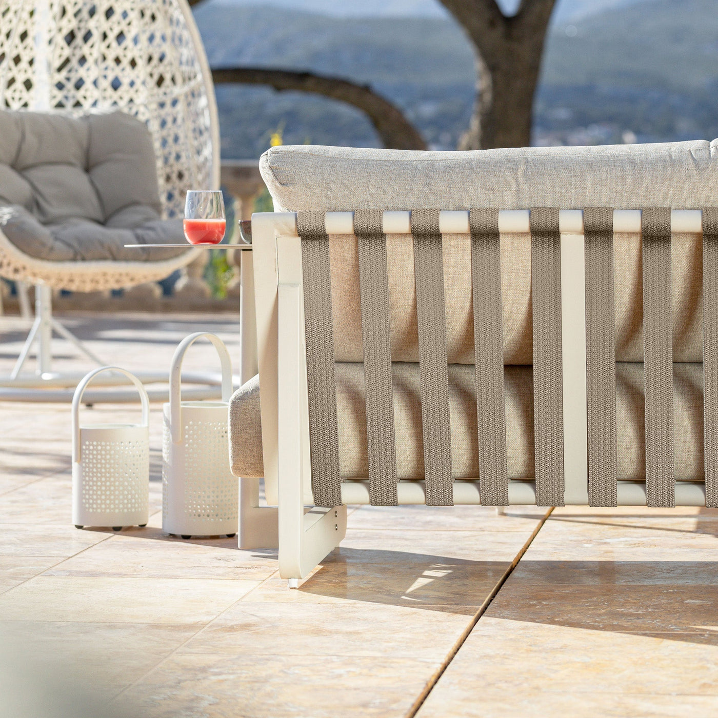 Salon de jardin d'angle Long Beach Meublot pour 5 personnes, ensemble de meubles d'extérieur avec coussins et table en bois.