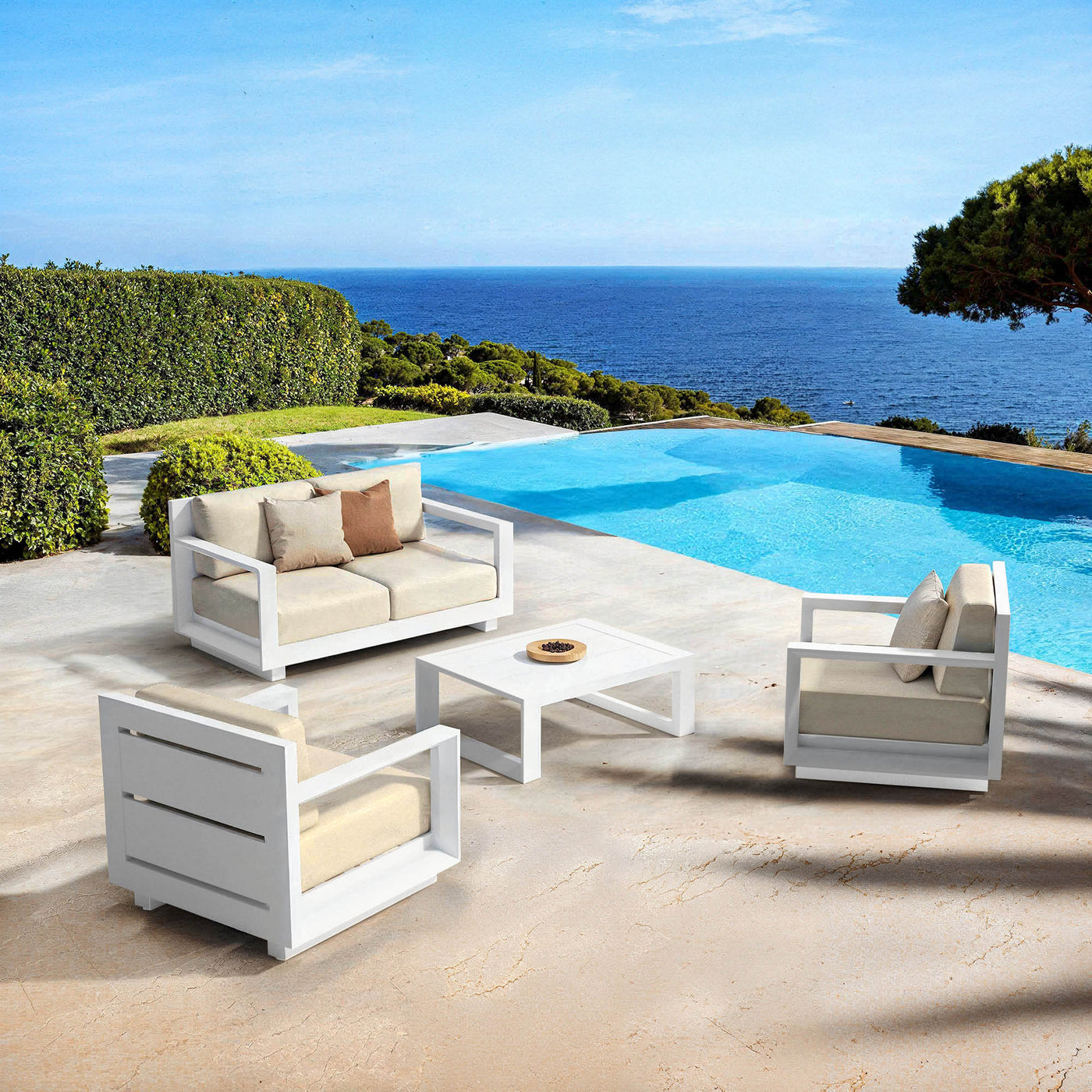 Salon de jardin Elba pour 4 personnes en blanc sable, structure en métal et table en verre, idéal pour extérieur.