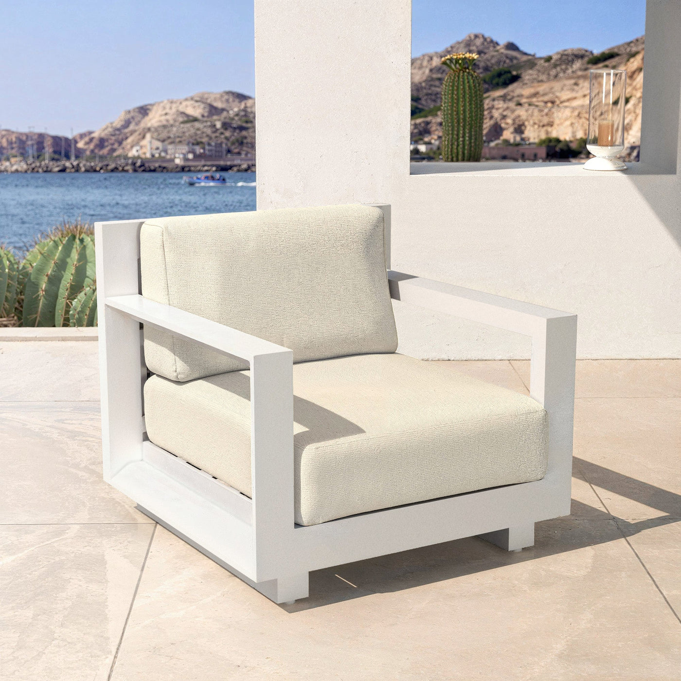 Fauteuil de salon de jardin Elba pour 4 personnes, design blanc et beige, par Meublot, mobilier extérieur élégant.