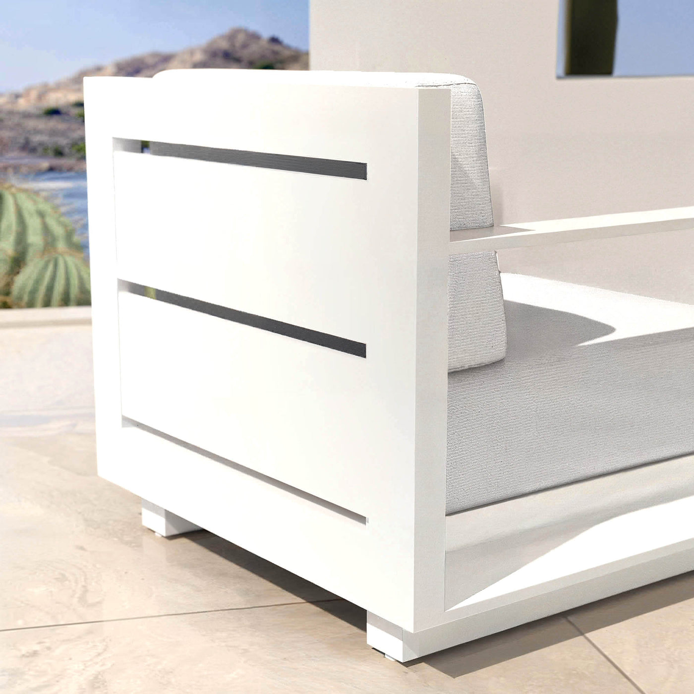 Table de jardin Elba pour 4 personnes de Meublot, avec chaises blanches et gris nuage, design moderne et confortable.